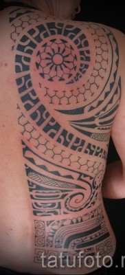 Ősi tetoválás a lapockán és a háton
