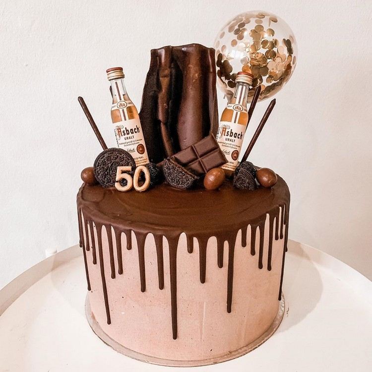 Narodeninová torta zdobiaca vtipné tipy na odkvapkávanú tortu