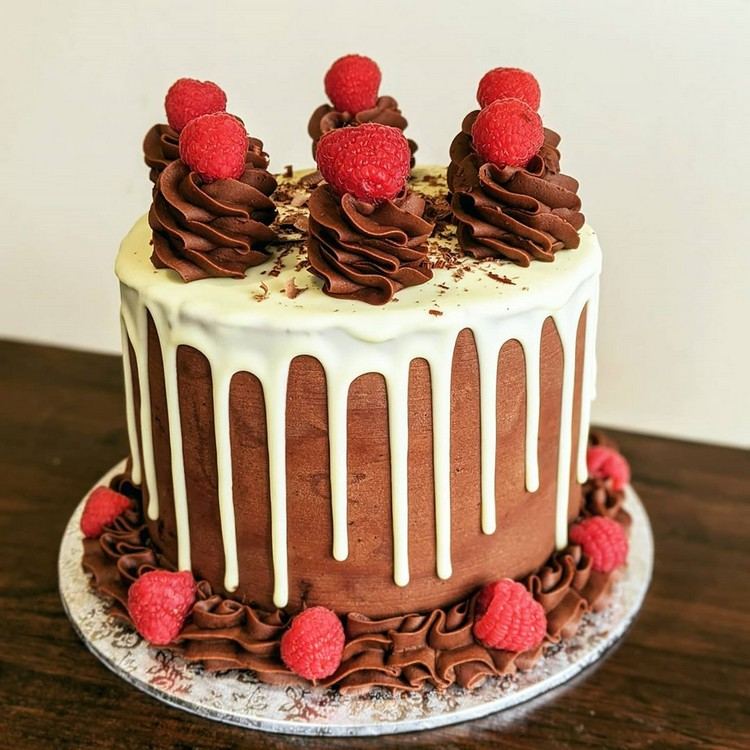 Drip Cake ako zdobenie tipov ganache z bielej čokolády