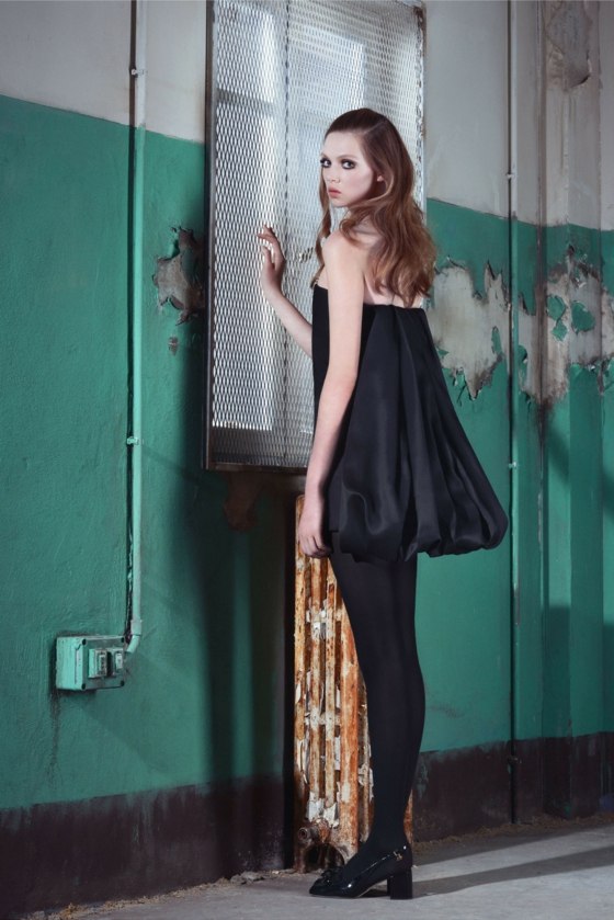 Krátke šaty zo saténovej látky Čierne saténové šaty v tvare tekvice