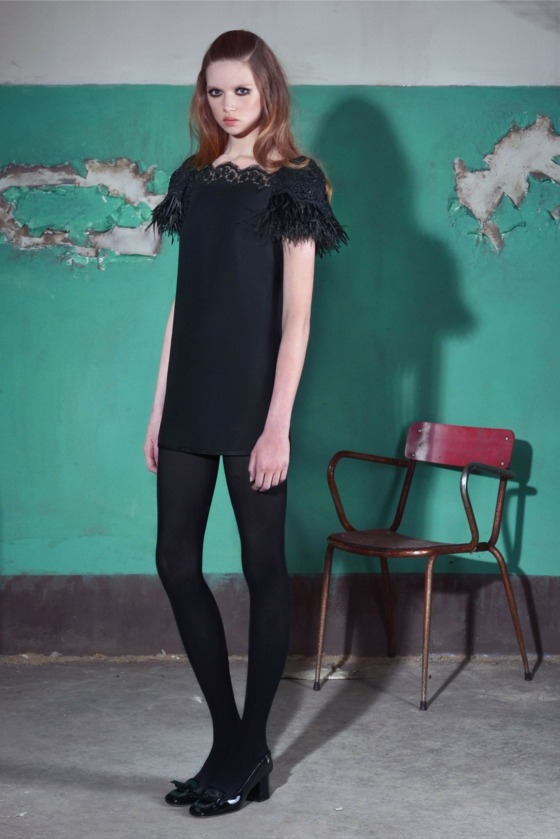 Lodičky vyrobené z kože a patentnej dlhej blúzky čierna blúzka s perím dlhá blúzka