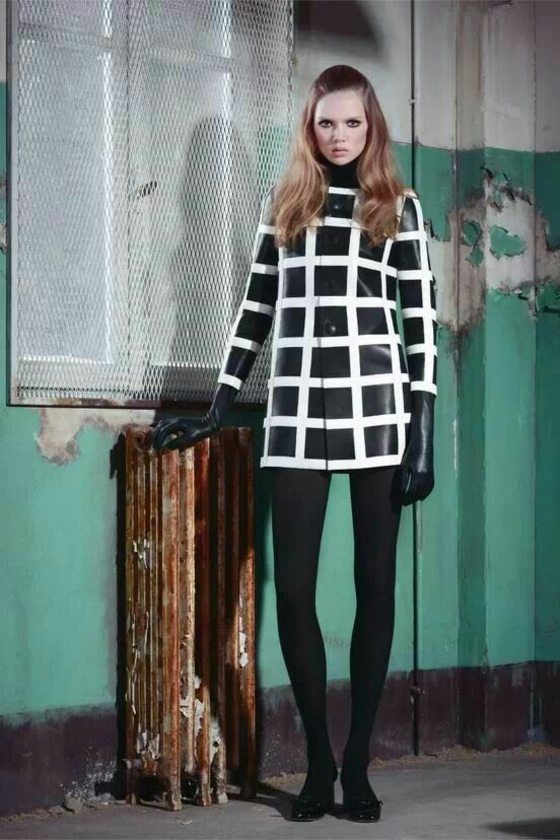 krátky kabát károvaný koženými rukavicami károvaný-krátky kabát-čierno-biely