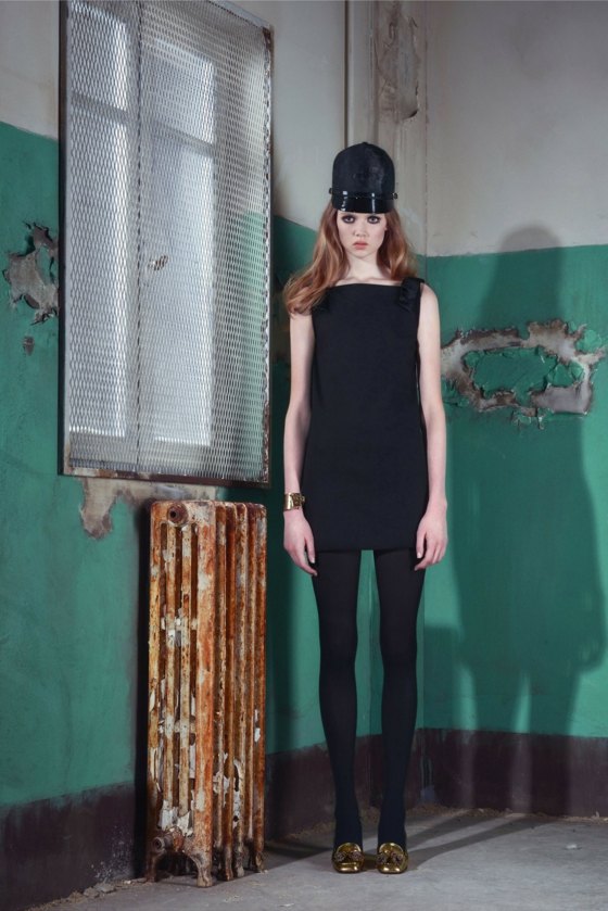 krátke šaty kožené topánky a klobúk s objemom hnedé topánky-čierne-šaty-bez rukávov