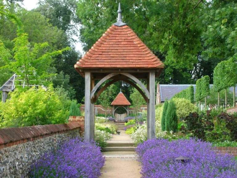 Levanduľa má silnú vôňu a odpudzuje komáre Voňavé rastliny-záhrada-levanduľa-záhradná cesta-vidiecky dom