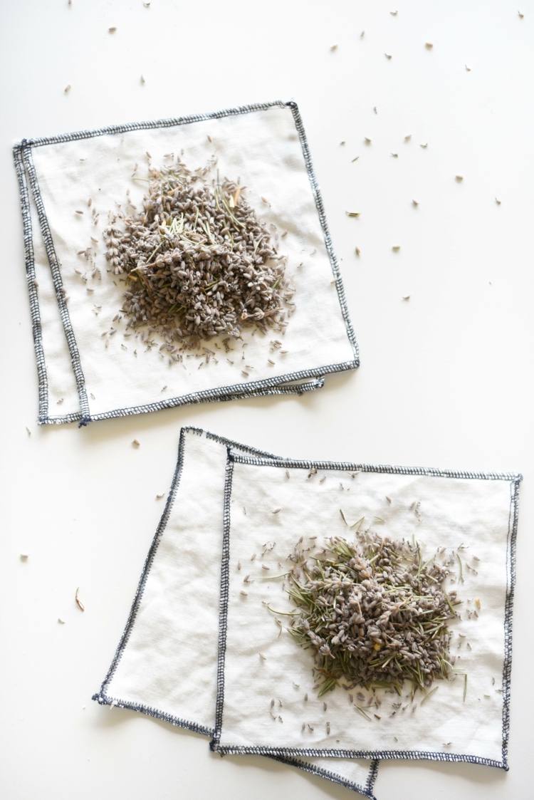 Vlastnoručne si vyrobte sušičku voňavých vrecúšok s bylinkami z vreckovky