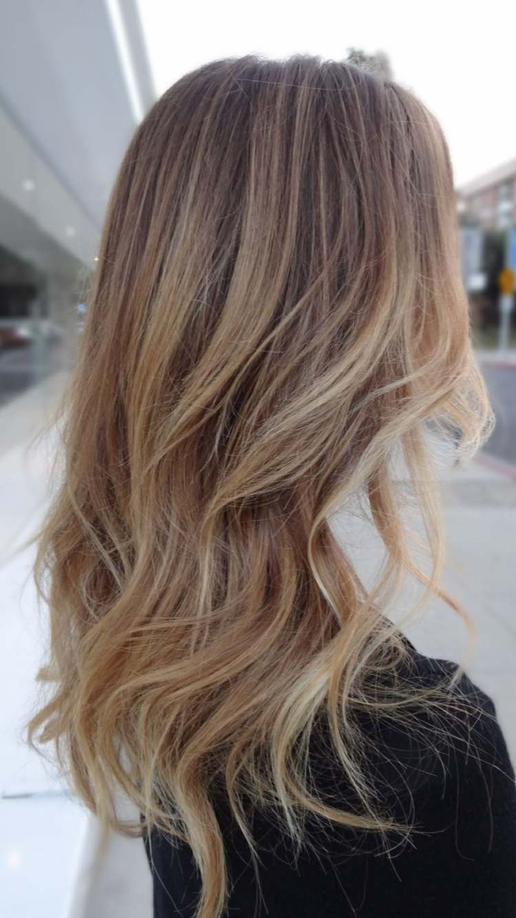 Tmavé blond vlasy ombre tmavé dlhé vlasy účesy nápady vlasové trendy ženy