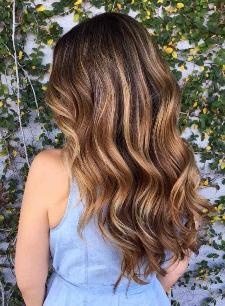 Tmavé blond vlasy hnedé účesy pre balayage, trendy v ženských vlasoch