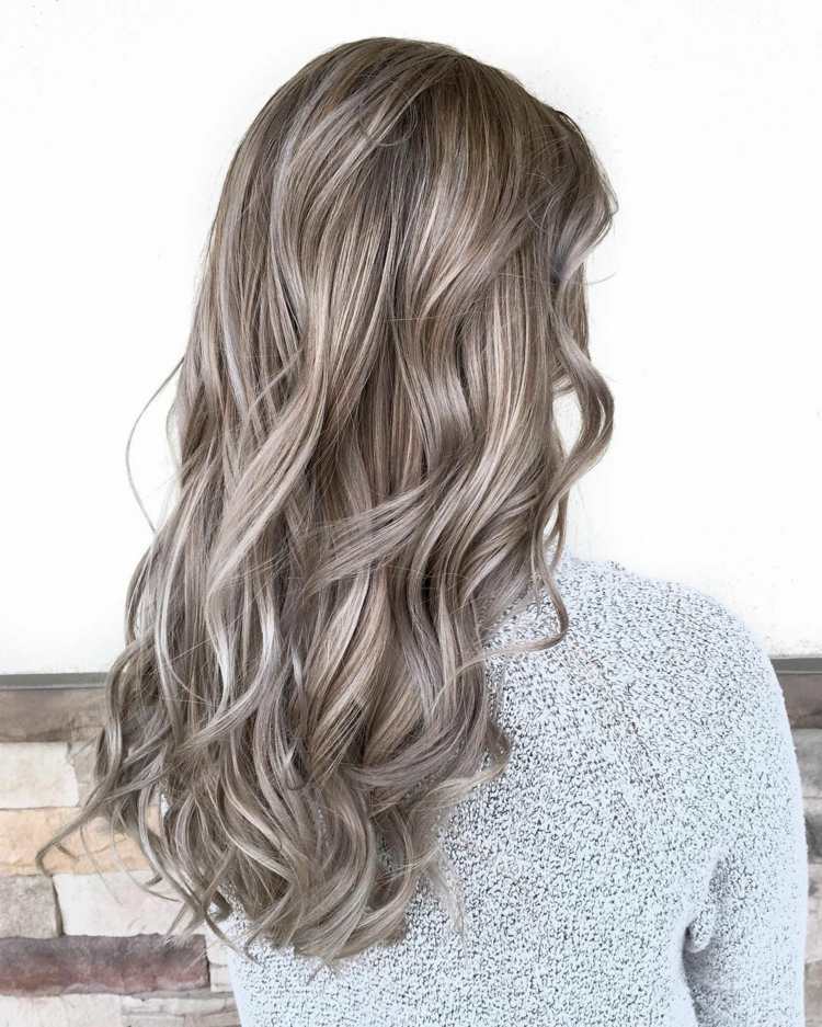 Hubová blond farba vlasov Tmavé blond vlasy Balayage vlasové trendy ženy