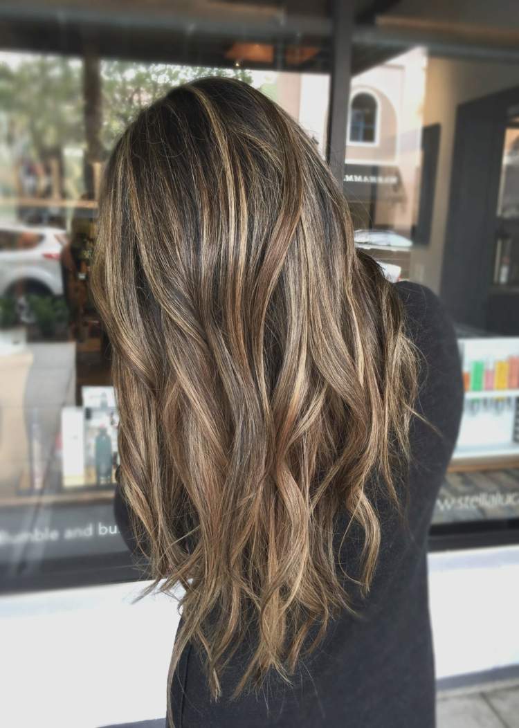 Tmavé blond vlasy, karamelové vlasy, nápady na účesy, dlhé vlasy, dámy