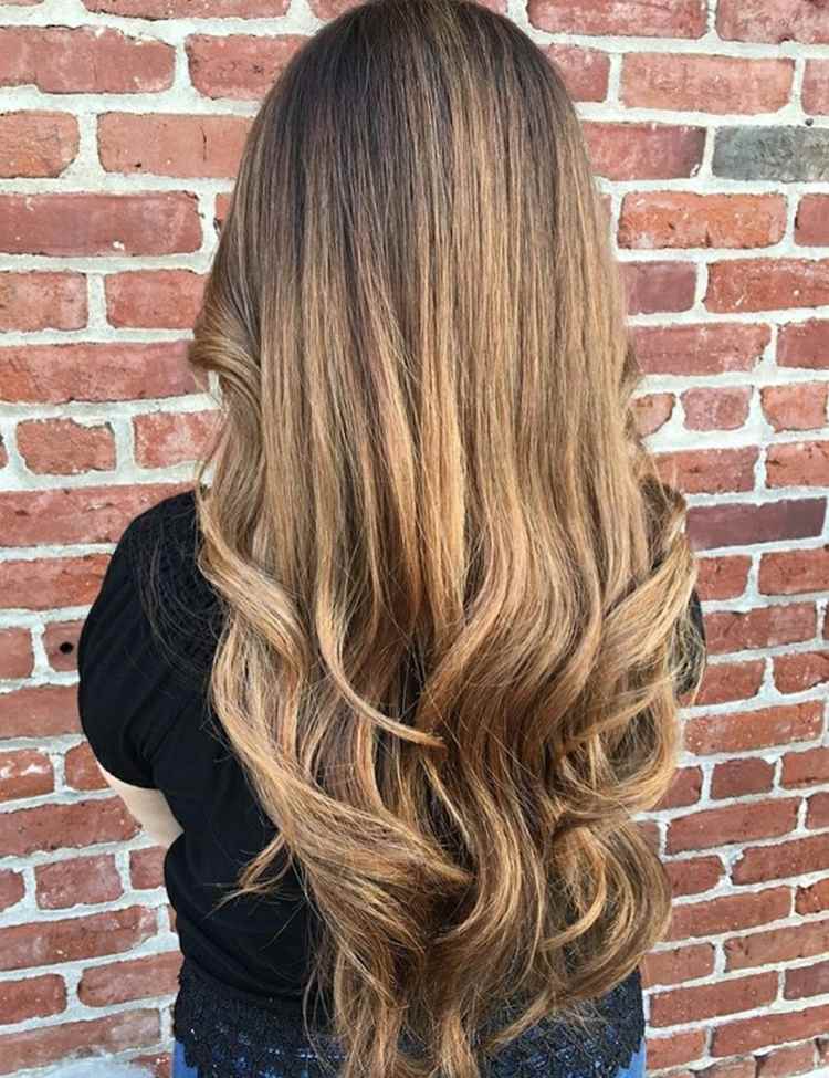 Tmavé blond vlasy, med, blond, balayage, pohľad na účes, nápady na vlasy, trendy pre ženy