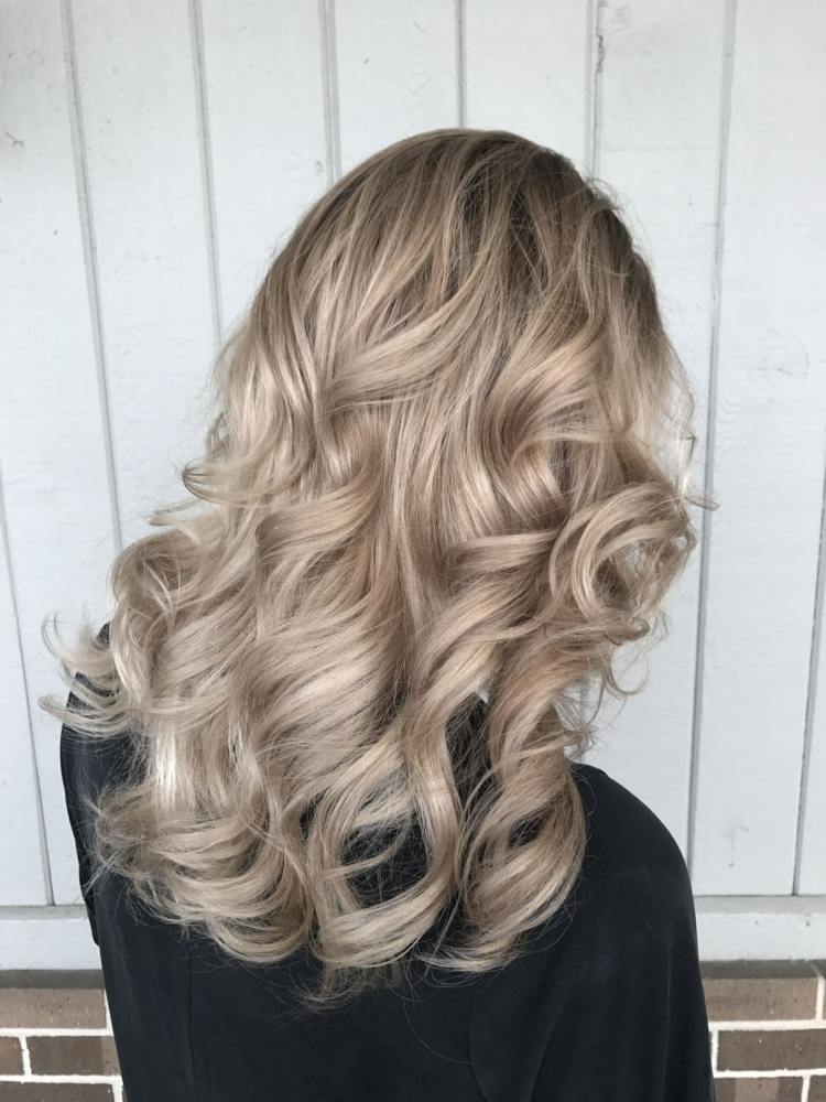 Tmavé blond vlasy balayage ombre vlasové trendy dlhé kadere
