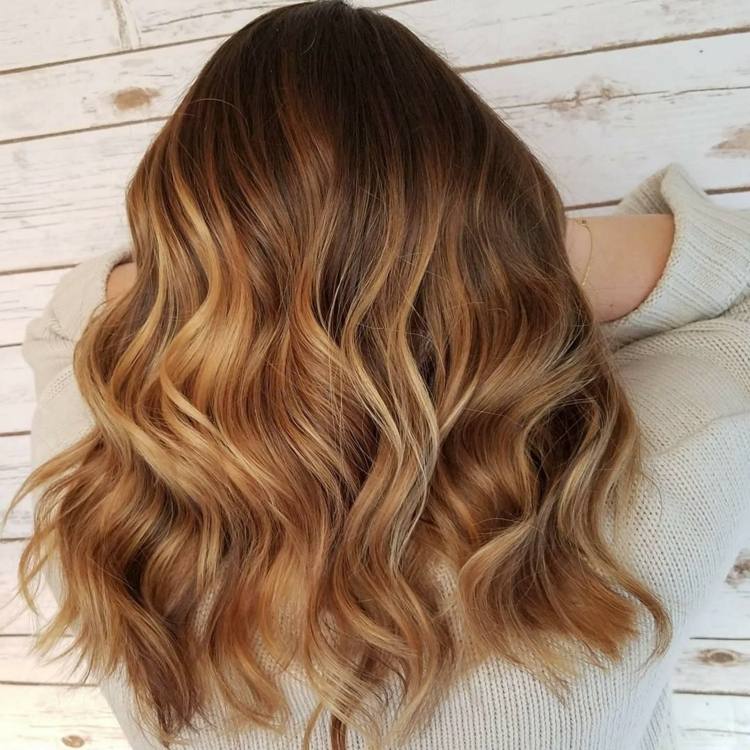 Tmavé blond vlasy Balayage nápady na účesy Krátke vlasy Kučery Trendy vlasov Ženy