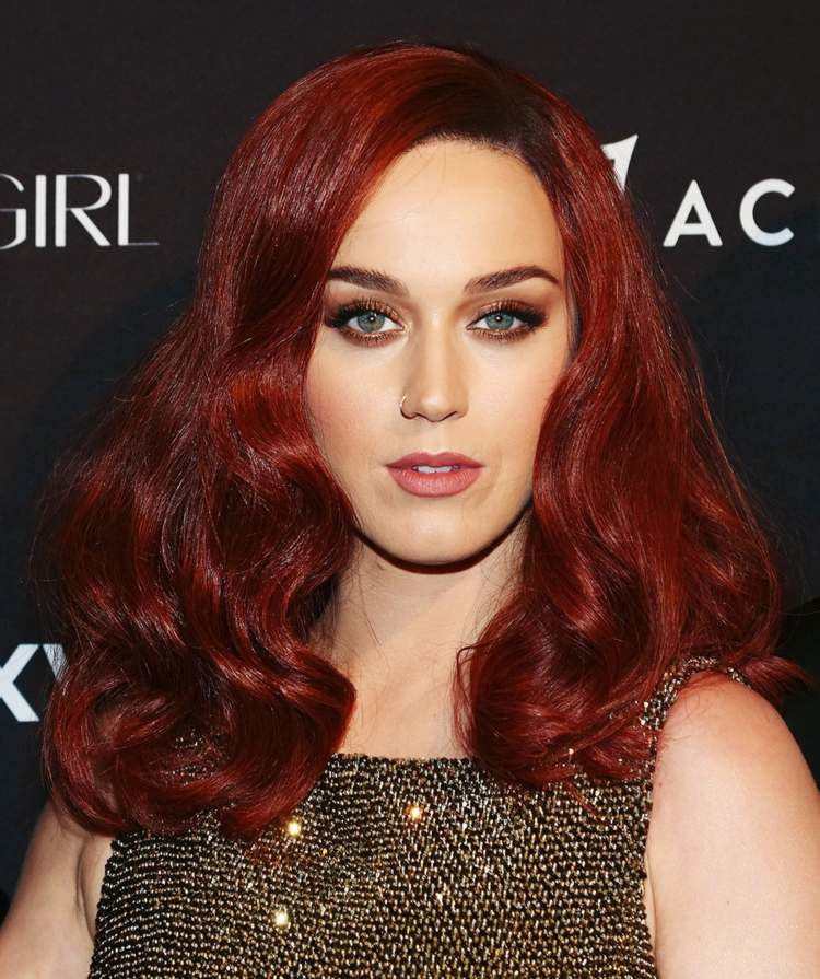 Účesy celebrít tmavočervených vlasov Katy Perry
