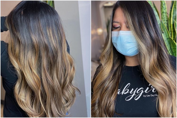 čierne vlasy so zlatými blond prameňmi balayage