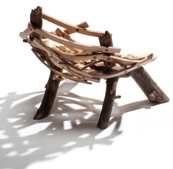 Butikový dizajn nábytku-drevené vetvy držané spolu s čapmi