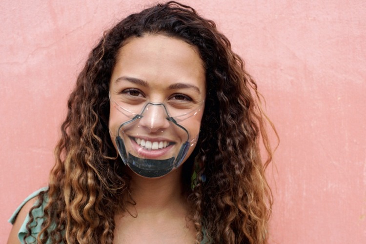 priehľadná plastová maska proti koróne