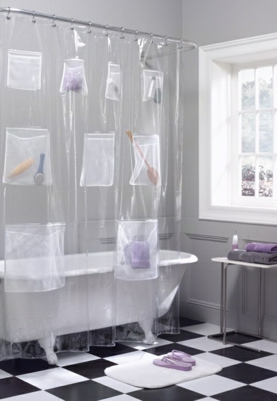 Kúpeľňa nápadito zdobí čiernobiele dlažby