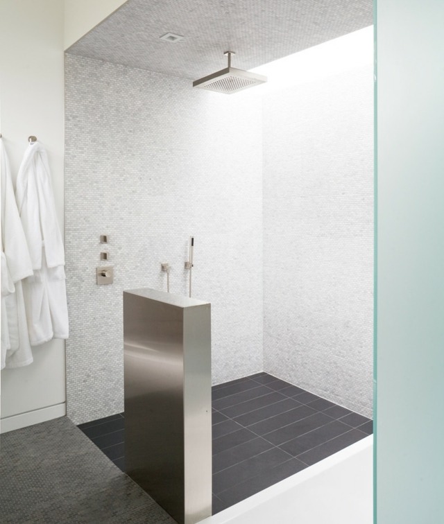 Sprchovací kút vstavaná vaňa tmavá dlažba