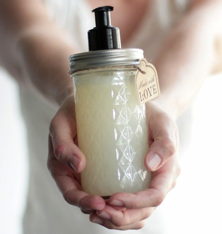 vyrobte si darčekový štítok z tekutého sprchového gélu