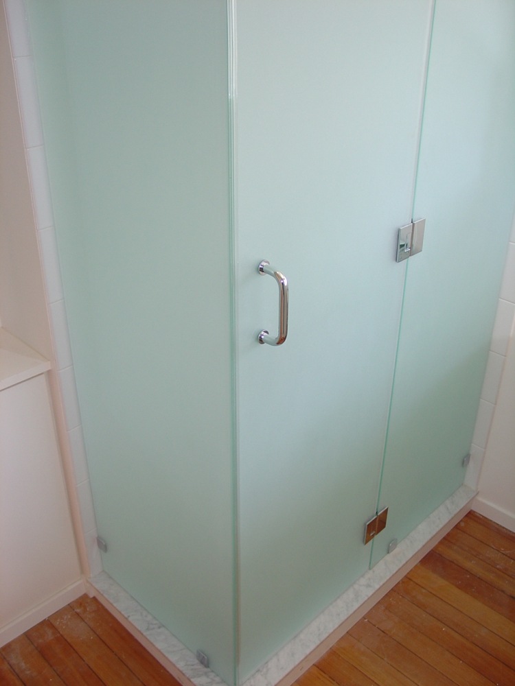 Sprchové dvere s kľučkou z matného skla