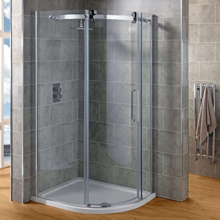 Sprcha s hranami v rohu