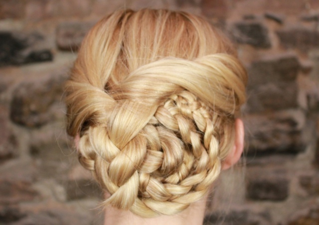 Účes s drdolom a vrkôčiky Drdol-účes-späť-blond-vlasy