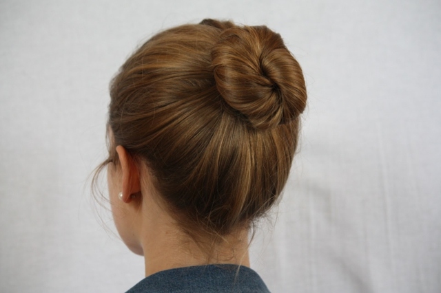 Topknot zopnuté rovné vlasy rovné vlasy cvoky drdol účes