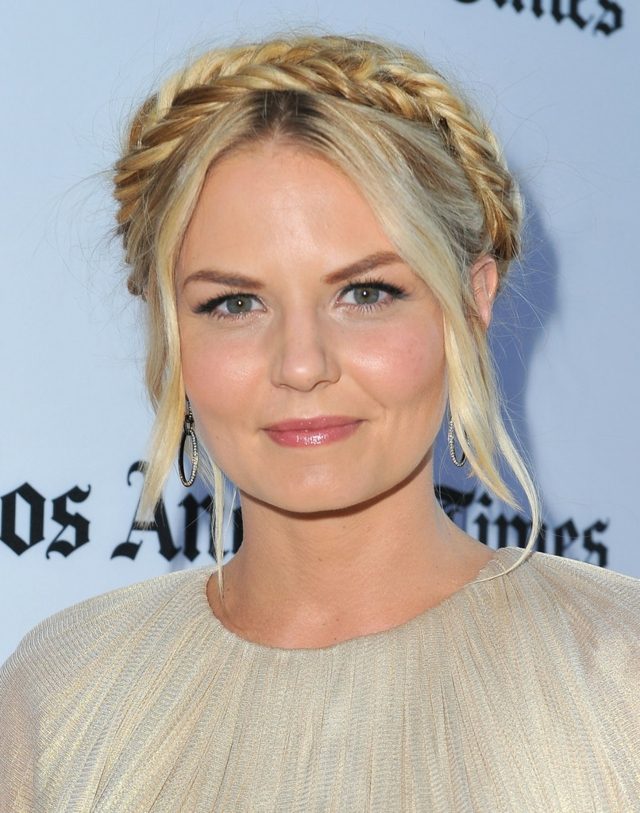 Drdol Jennifer Morrison ako cop bez čelenky vrkoč na voľnú stranu prameňa