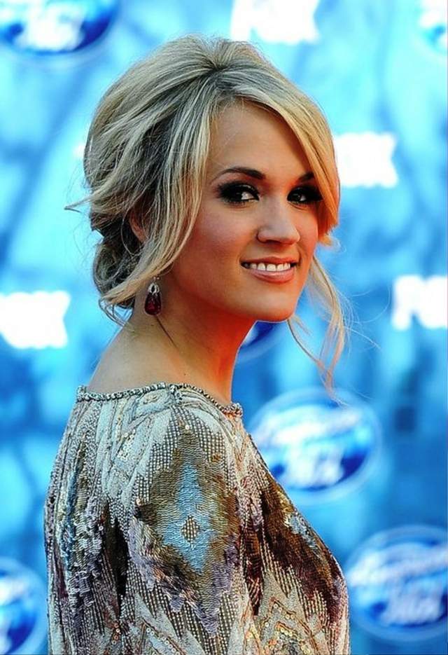 Účes Carrie Underwood zadarmo z prameňa drdolu farebné-šaty-blond-vlasy-červený-koberec