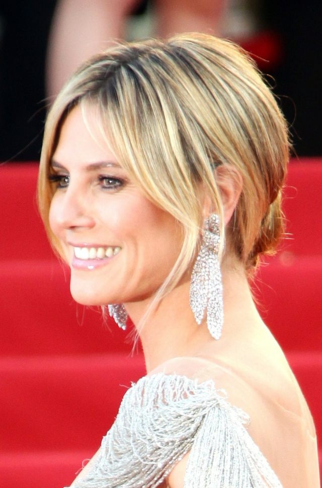 Heidi Klum s drdolovým účesom na červenom koberci účes drdol s náušnicami Swarovski