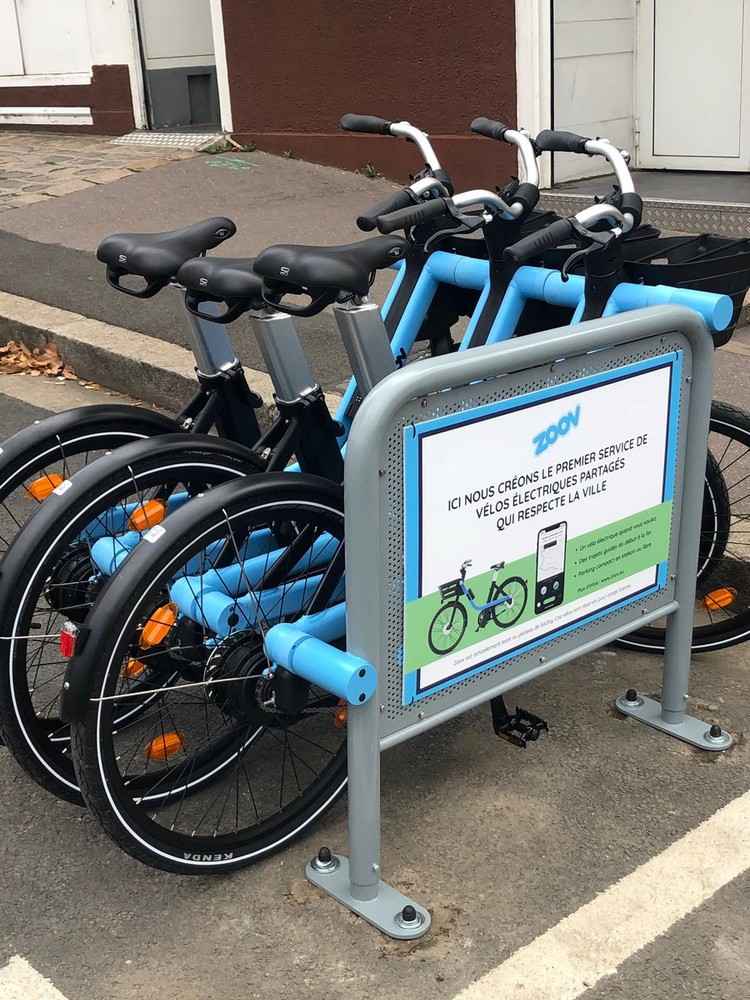 zoov e požičovňa bicyklov elektrické bicykle inovatívny dizajn stohovanie stojanov na bicykle pouličný chodník