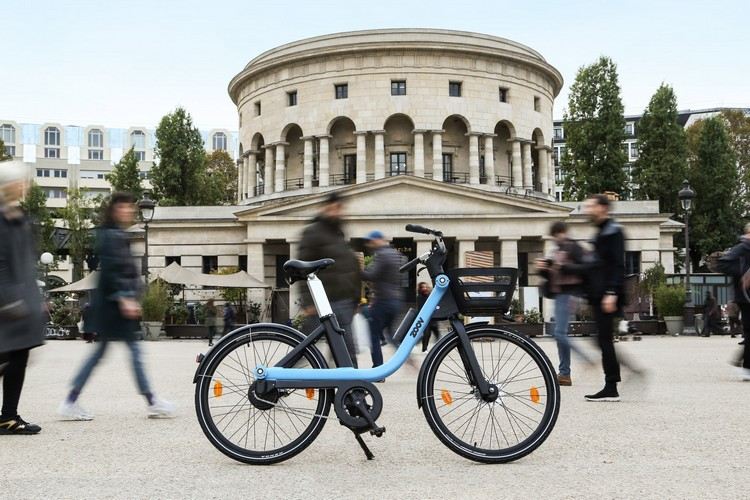 zoov e požičovňa bicyklov elektrické bicykle inovatívny dizajn ľudia peši centrum mesta mestské prostredie