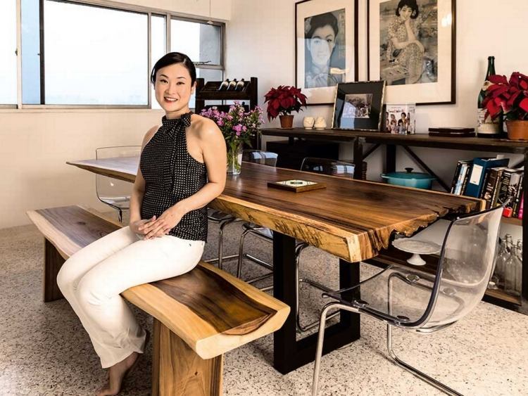 Pracovný stôl s prírodným vzhľadom a priehľadné plastové stoličky Skutočný drevený nábytok-prírodný-tropické drevo-exotický-pracovný stôl-masív-moderná-stolička-transparentný