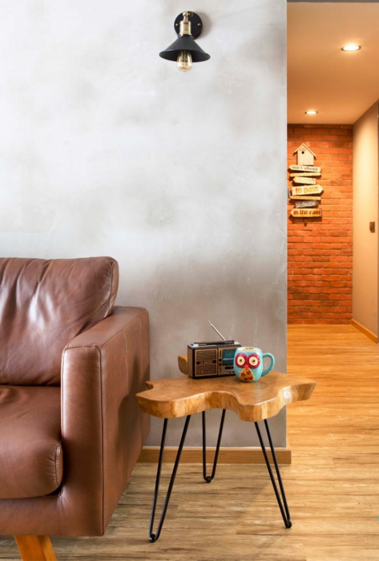 malý príručný stolík s kovovými nohami Skutočný drevený nábytok-prírodný-tropické drevo-exotický-bočný stolík-moderná-koža-gauč-hnedá