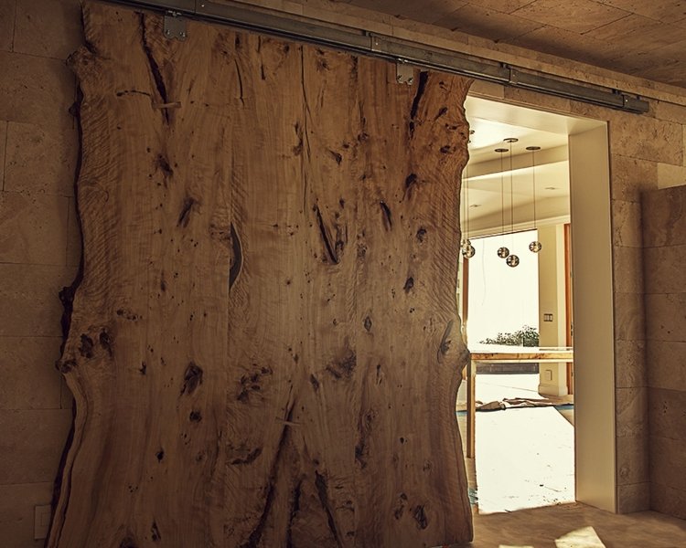 veľké posuvné dvere z pravého dreva s prírodným vzhľadom nábytok z pravého dreva-prírodný-tropický drevo-exotický-posuvné-dvere-koľajnica-zrno-terasa-izba-dvere