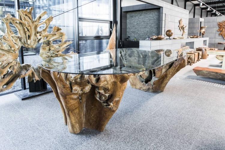 Jedálenský stôl so zaujímavo tvarovanými nohami a sklenenou doskou Podnož stolu z pravého dreva-prírodný-tropické drevo-exotické-sklenené sklo