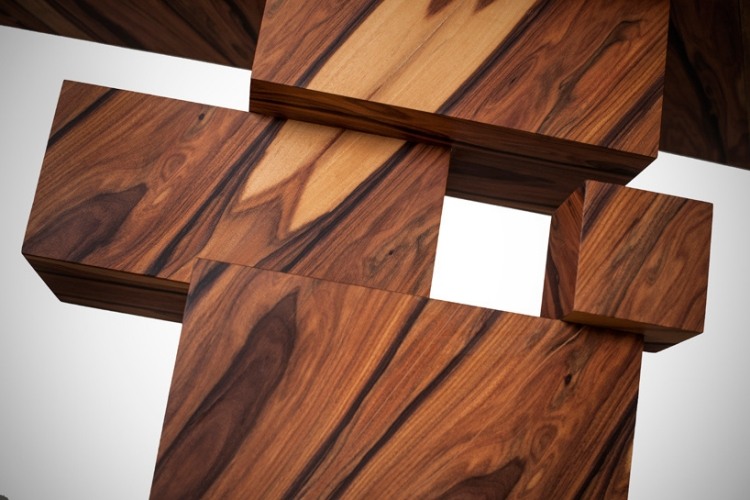 Zblízka tabuľka konzoly Alma Detail stolíka z pravého dreveného nábytku alma