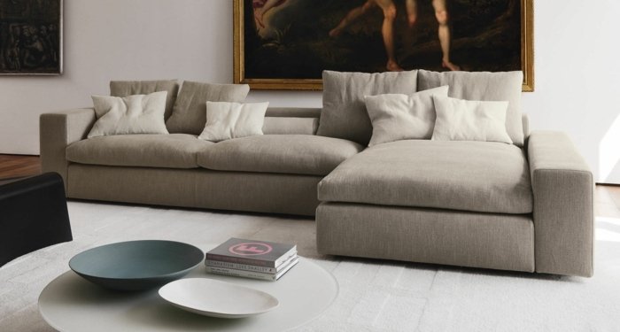 Olejomaľba-rohová sedačka-čalúnenie-drevená podlaha-v tme