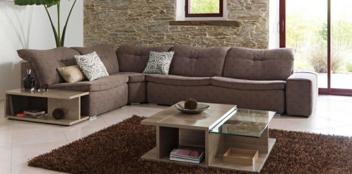 Rohová sedačka s dlažbou na podlahe s vysokým leskom v prednej časti kamennej steny