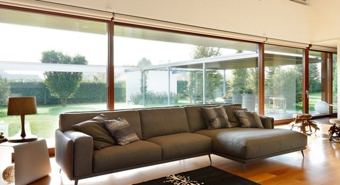 Štýlová rohová sedačka s nohami