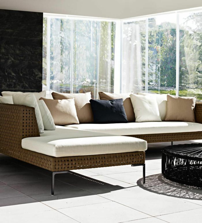 Rohová sedačka s pleteným vzorom v hnedej farbe