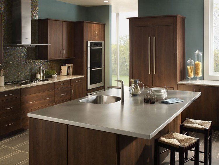 Pracovná doska z nehrdzavejúcej ocele s brúseným povrchom Brúsená nerezová pracovná doska-drez-tmavohnedá-kuchyňa-kuchynský ostrovček