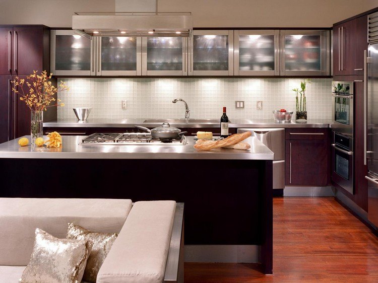 Elegantná kuchyňa - ostrovček s digestorom nerezová pracovná doska-kuchyňa-kuchyňa nástenné skrinky-ostrovný-odsávač pár