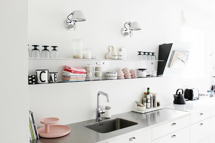 Kuchynské police a nástenné svetlá v kuchyni nerezová pracovná doska-čierna-biela-drez-police-nástenné svietidlá