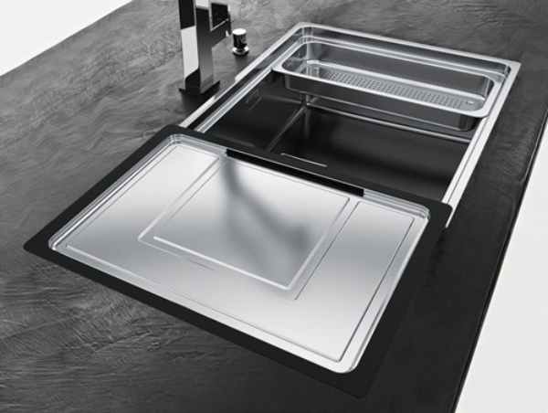 moderný nerezový drez s vekom