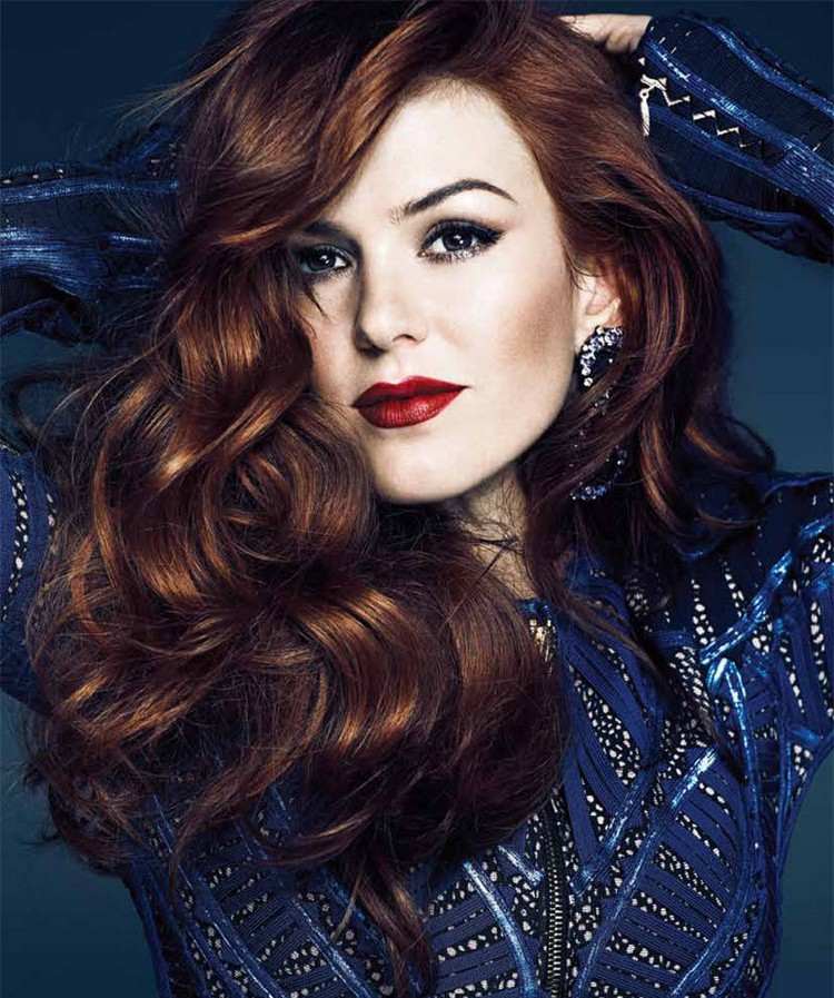 Isla Fisher s mahagónovou farbou vlasov Mahagónová farba vlasov medené-tóny-dlhé-kučeravé-vlasy-modré-oblečenie-isla-rybár