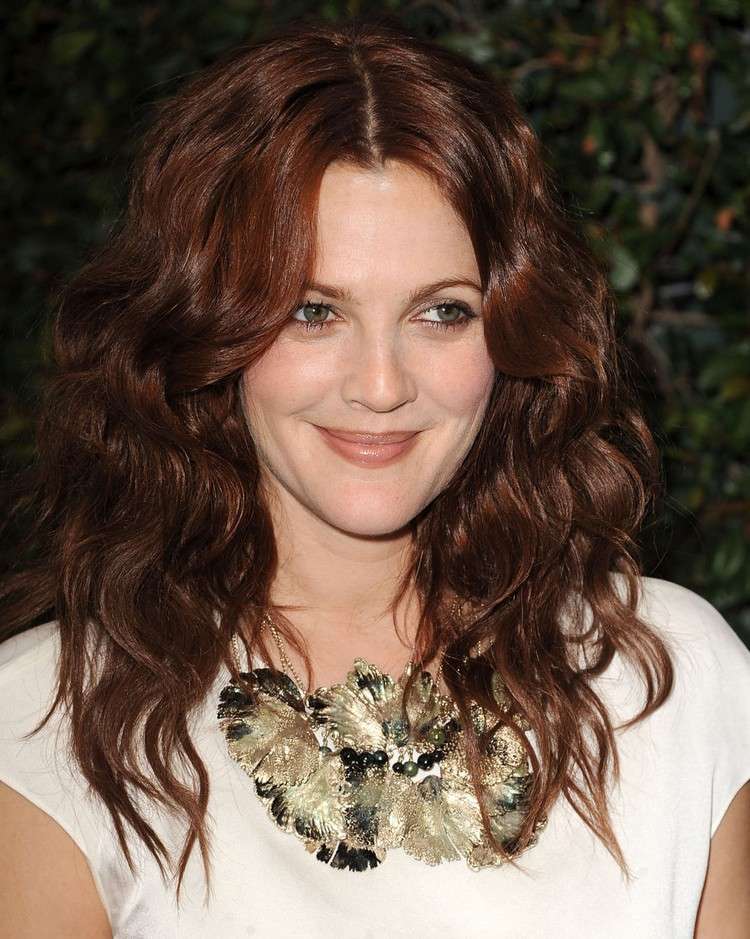 Drew Barrymore s kučeravými vlasmi Mahagónová farba vlasov oddelenie kaštanovo-kreslených-barrymore-kučeravých vlasov