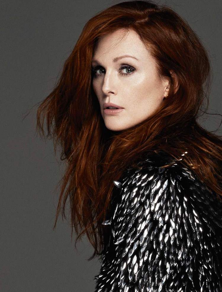 Julianne Moore s dlhou mahagónovou hrivou Mahagónové odtiene farby vlasov-julianne-moore-odtiene červených-dlhých vlasov