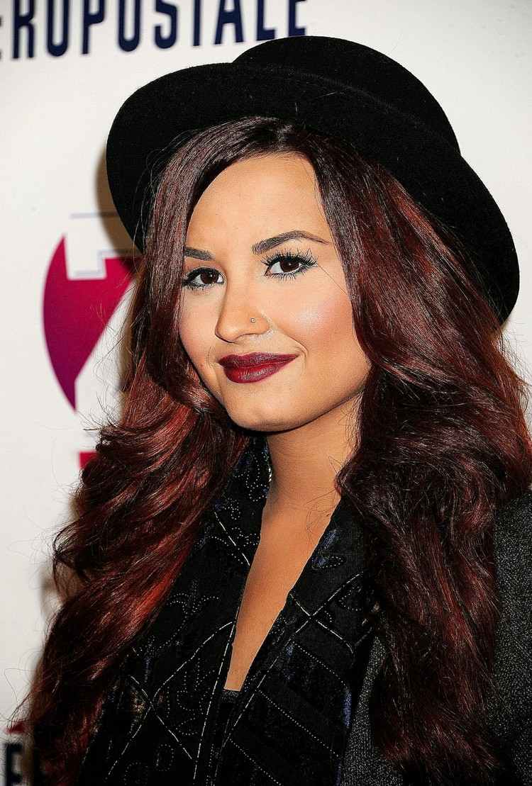 Demi Lovato s mahagónovými vlasmi a tmavočerveným rúžom mahagónové-vlasy-farba-tmavé-tóny-čierna-červená-hnedá-demi-lovato-dámska čiapka