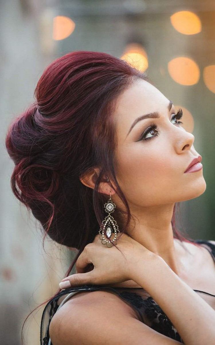 Updo účes s úžasným a zodpovedajúcim líčením k farbe vlasov mahagónové-vlasy-farba-updo-elegantné-make-up-náušnice-party-look